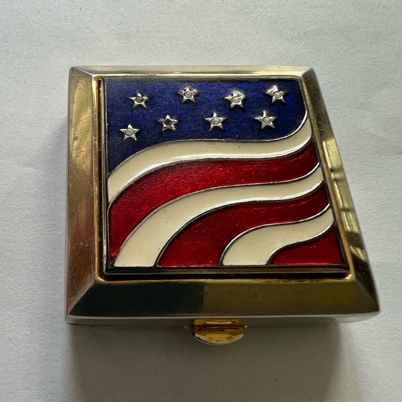 Vintage Estée Lauder ‘America The Beautiful’ Compact - Picture 13 of 13